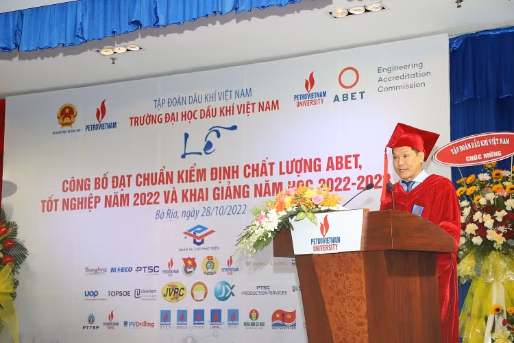 Trường Đại học Dầu khí Việt Nam khai giảng năm học 2022-2023 và trao bằng thạc sĩ, kỹ sư -0