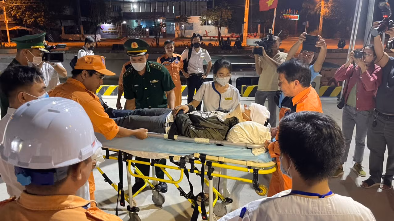 Kịp thời cứu nạn hai thủy thủ người nước ngoài lâm nạn trên biển -0