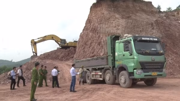 Tập kích bắt hàng chục đối tượng khai thác khoáng sản trái phép