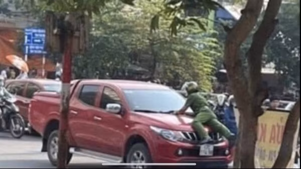 Khóa tay tài xế chống người thi hành công vụ