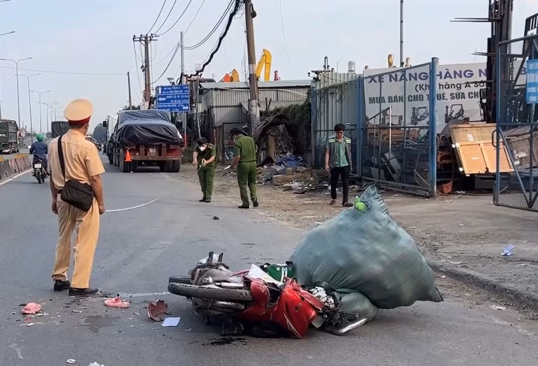 Lùi xe đầu kéo tông trúng người phụ nữ bán thú nhồi bông -0