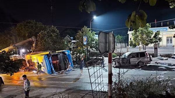Xe khách mất phanh khi xuống dốc gây tai nạn làm nhiều người nước ngoài bị thương