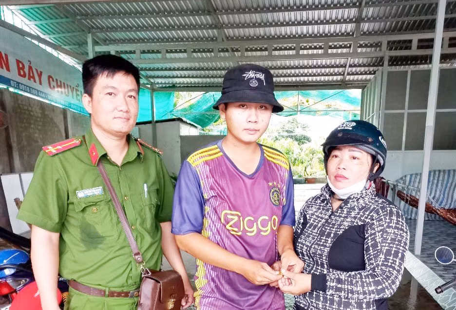 Tặng bằng khen nhân viên cây xăng trả lại vàng cho người đánh rơi -0