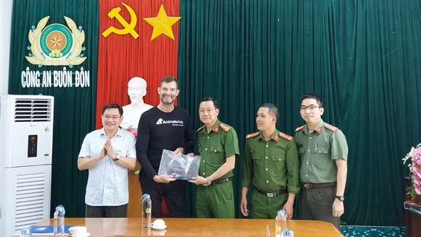 Trao trả tài sản bị mất cắp cho chuyên gia nước ngoài
