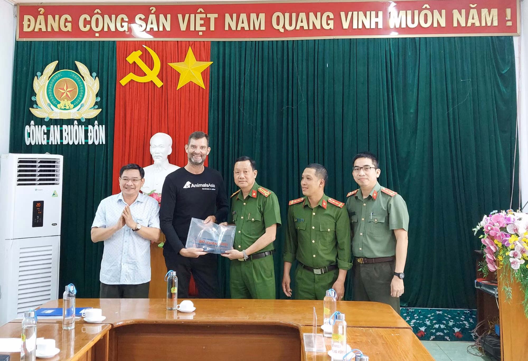 Trao trả tài sản bị mất cắp cho chuyên gia nước ngoài -0