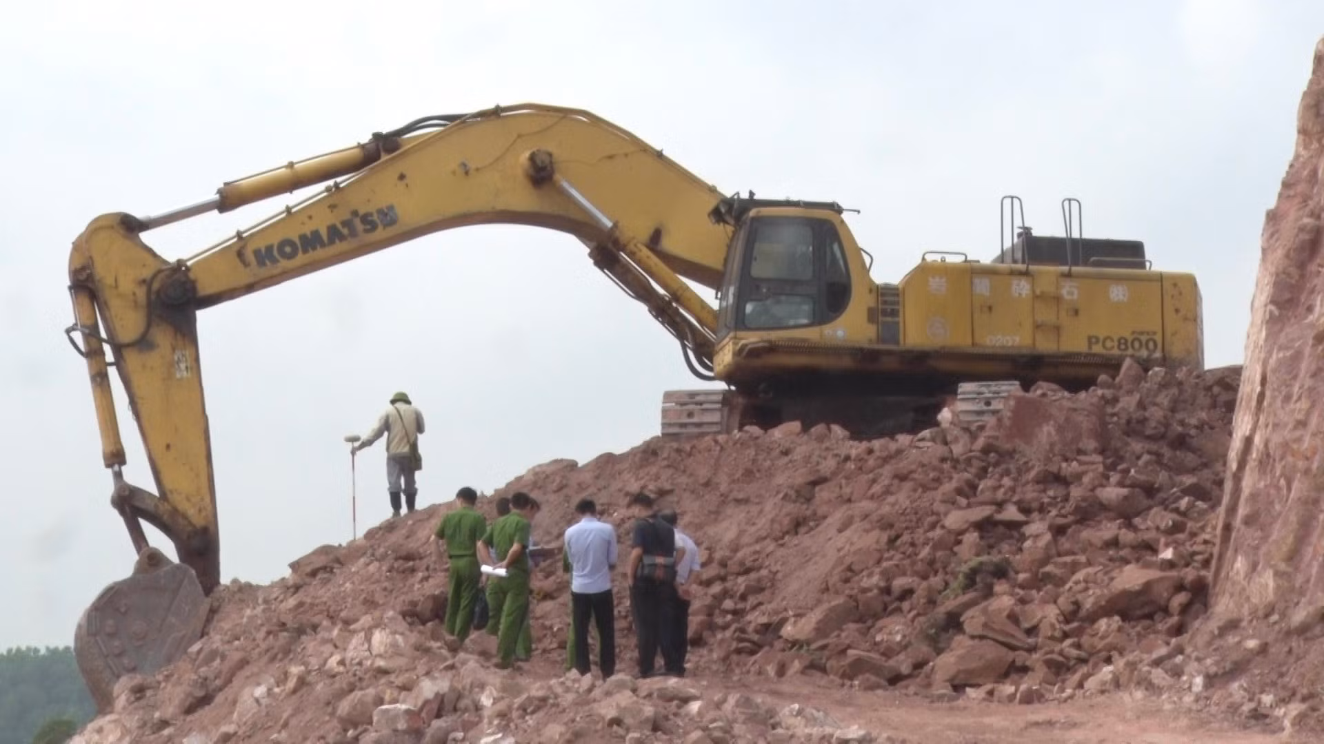 Tập kích bắt quả tang hàng chục đối tượng khai thác khoáng sản trái phép tại Thái Nguyên. -0