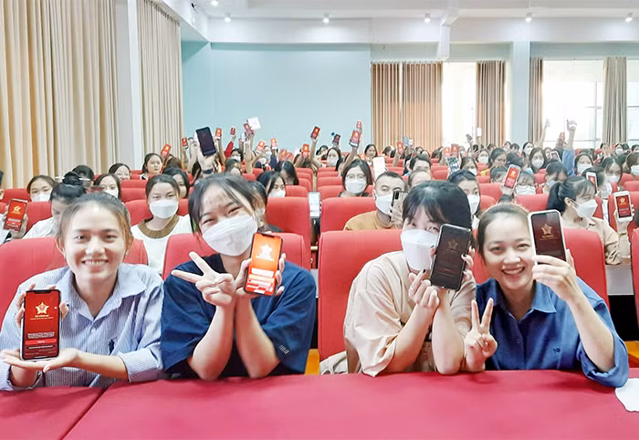 Đến tận trường học hướng dẫn cài đặt định danh điện tử -0