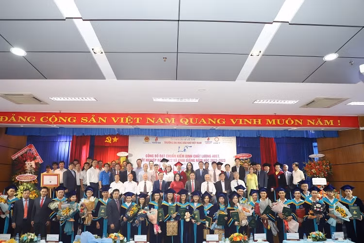 Trường Đại học Dầu khí Việt Nam khai giảng năm học 2022-2023 và trao bằng thạc sĩ, kỹ sư -0