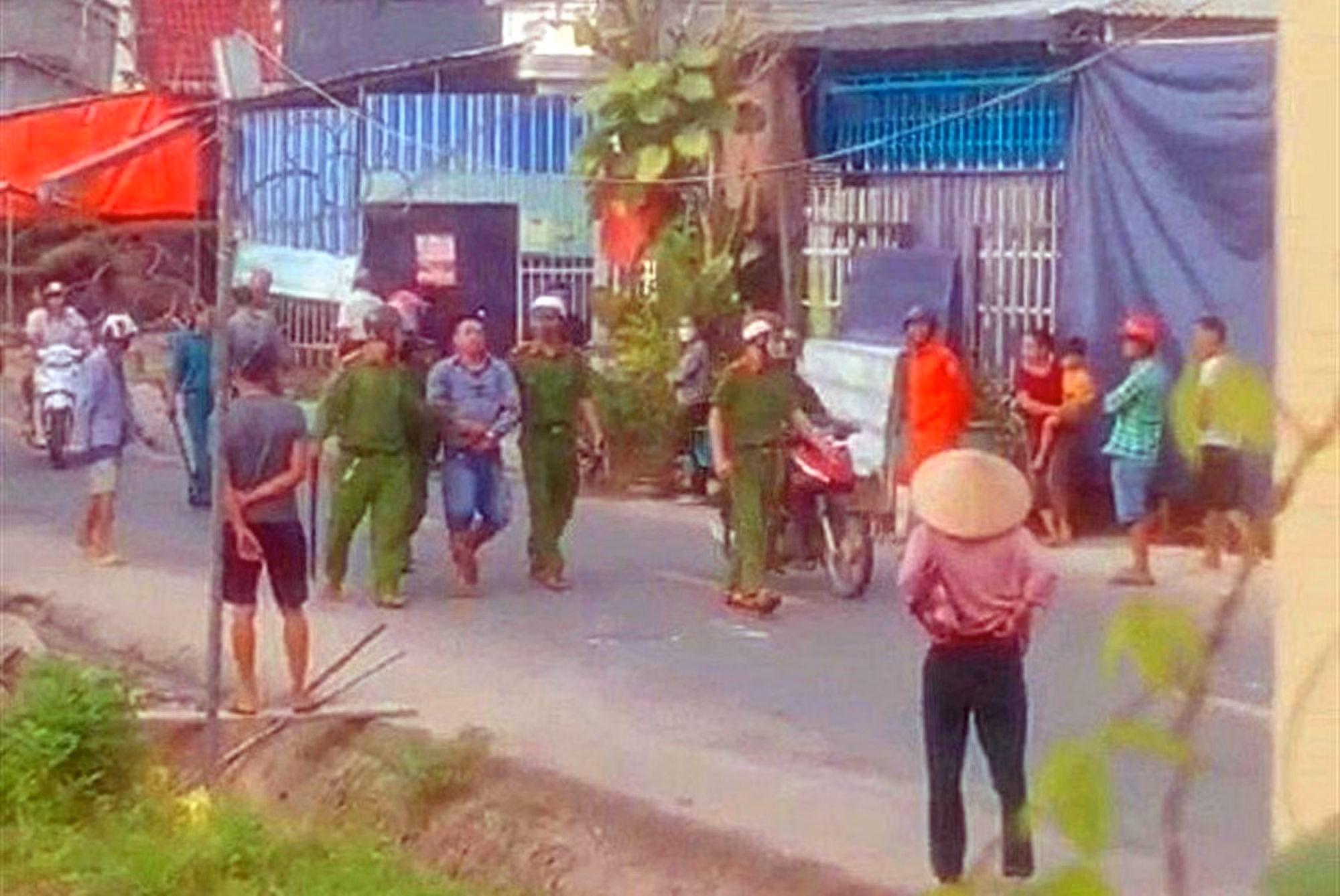 Tạm giữ đối tượng chém dã man người phụ nữ gây trọng thương -0