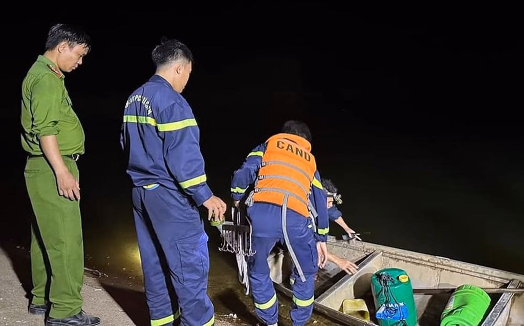 Tìm thấy thi thể cô gái bị đuối nước dưới hồ Đông Tiễn -0