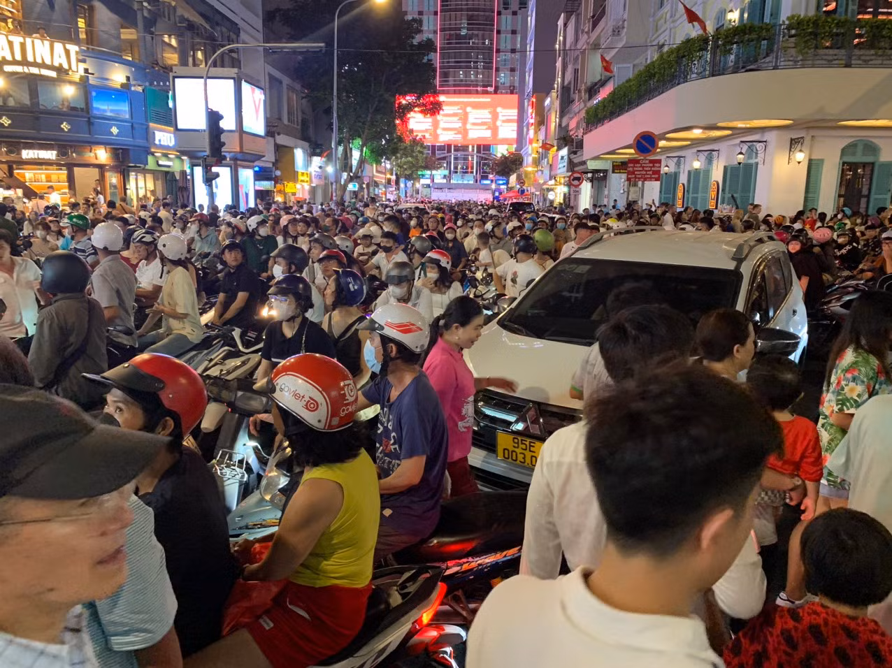 Hàng vạn người mãn nhãn với những tràng pháo hoa mừng lễ 30/4 -0