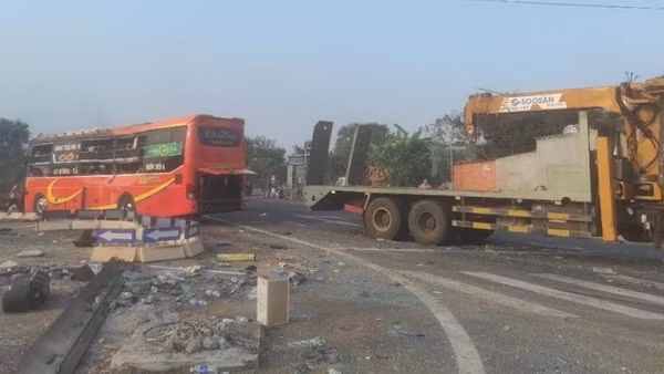 Hai xe khách va chạm trên quốc lộ, 1 người chết, 17 người bị thương
