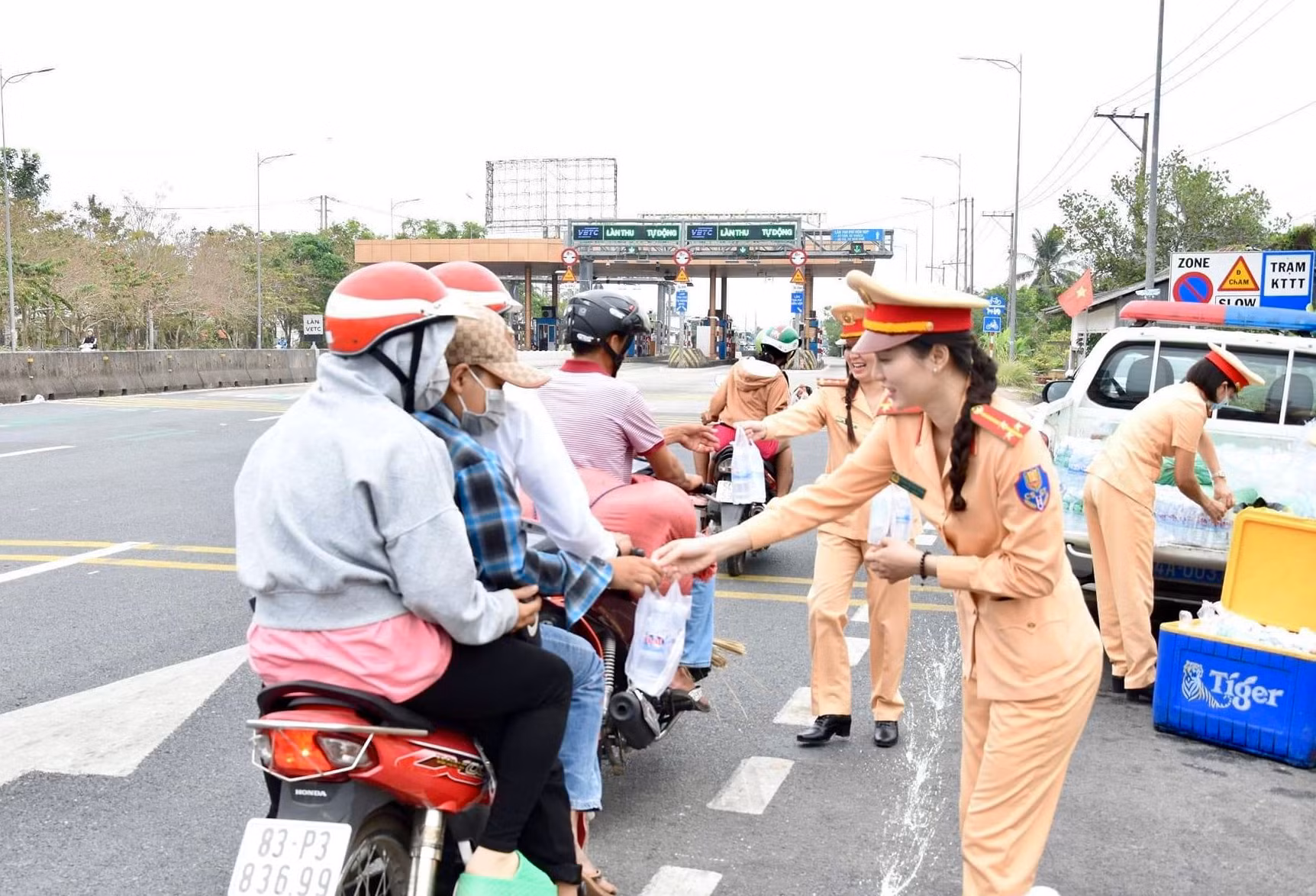 CSGT Công an Bạc Liêu tiếp sức người dân trên chặng đường dài -3
