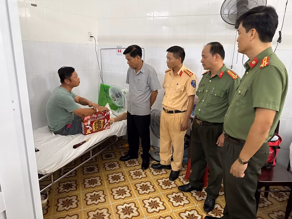 Thăm hỏi, động viên cán bộ CSGT bị thương khi làm nhiệm vụ -0