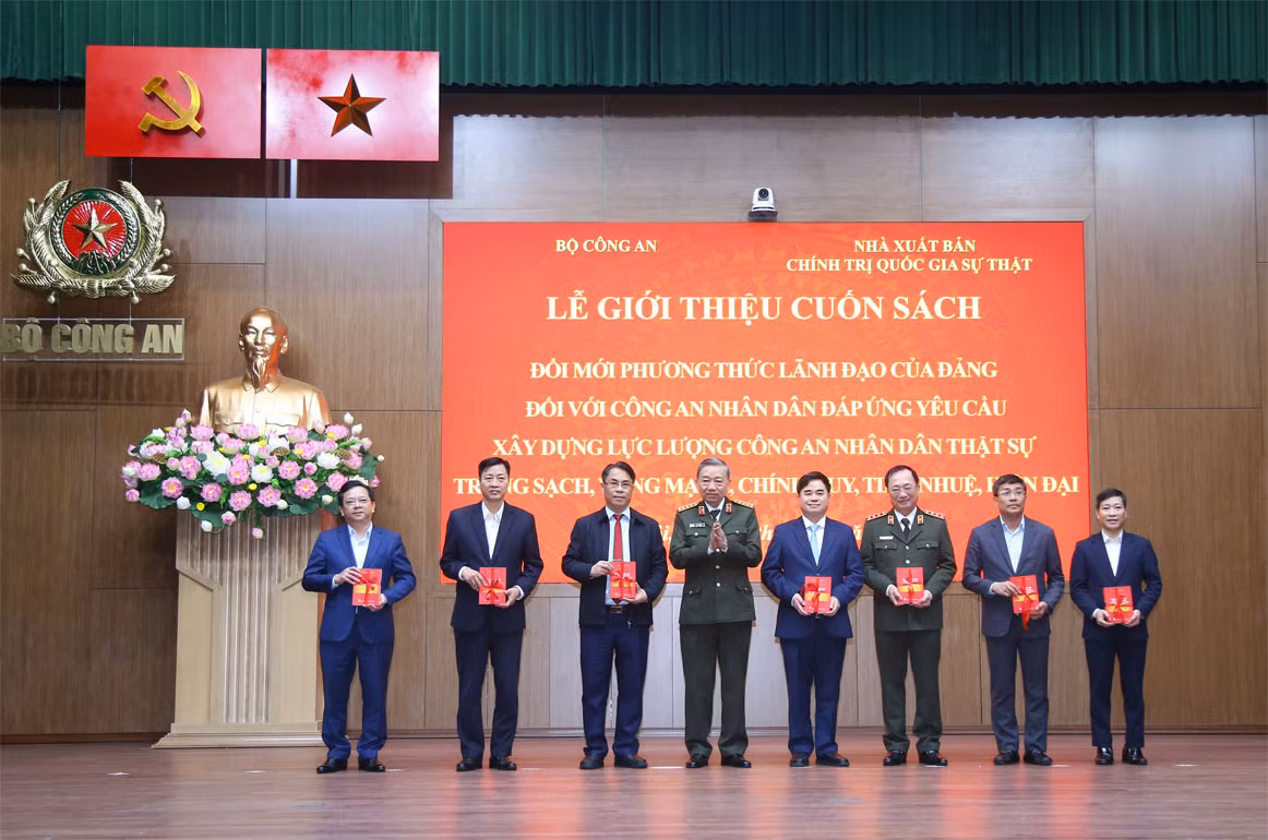 Ra mắt sách về đổi mới phương thức lãnh đạo của Đảng đối với CAND do Bộ trưởng Bộ CA chủ biên -0