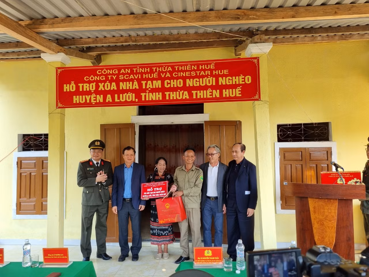 Công an Thừa Thiên Huế bàn giao 20 ngôi nhà cho các gia đình khó khăn -0