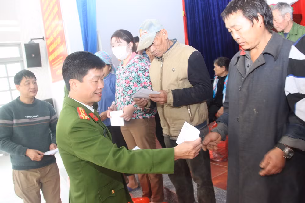 Công an huyện Bảo Thắng tặng nhà tình nghĩa cho đồng bào nghèo -0