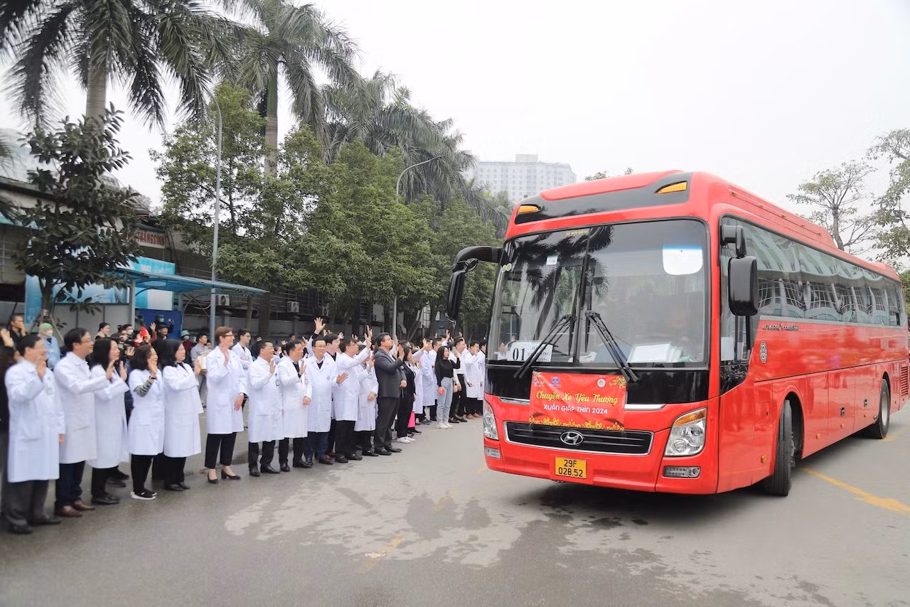 Hàng nghìn bệnh nhân ung thư nghèo được những chuyến xe miễn phí chở về quê ăn Tết -0