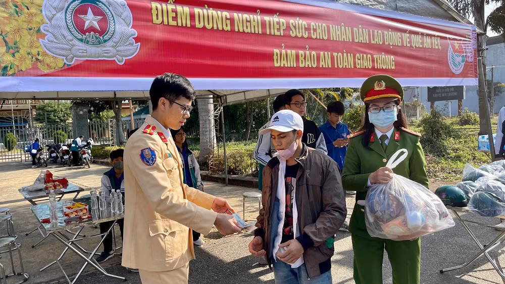 Ấm áp tình người trên đường hồi hương -0