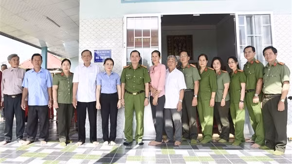 Công an tỉnh Cà Mau bàn giao nhà tình nghĩa cho gia đình chính sách trước thềm xuân mới