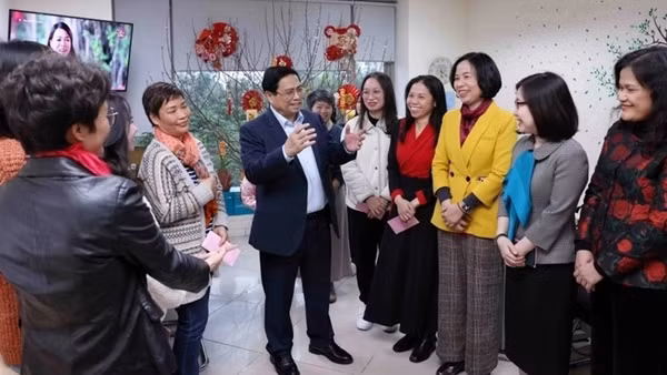 Thủ tướng kiểm tra công tác ứng trực, chúc Tết các cơ quan thông tấn, báo chí