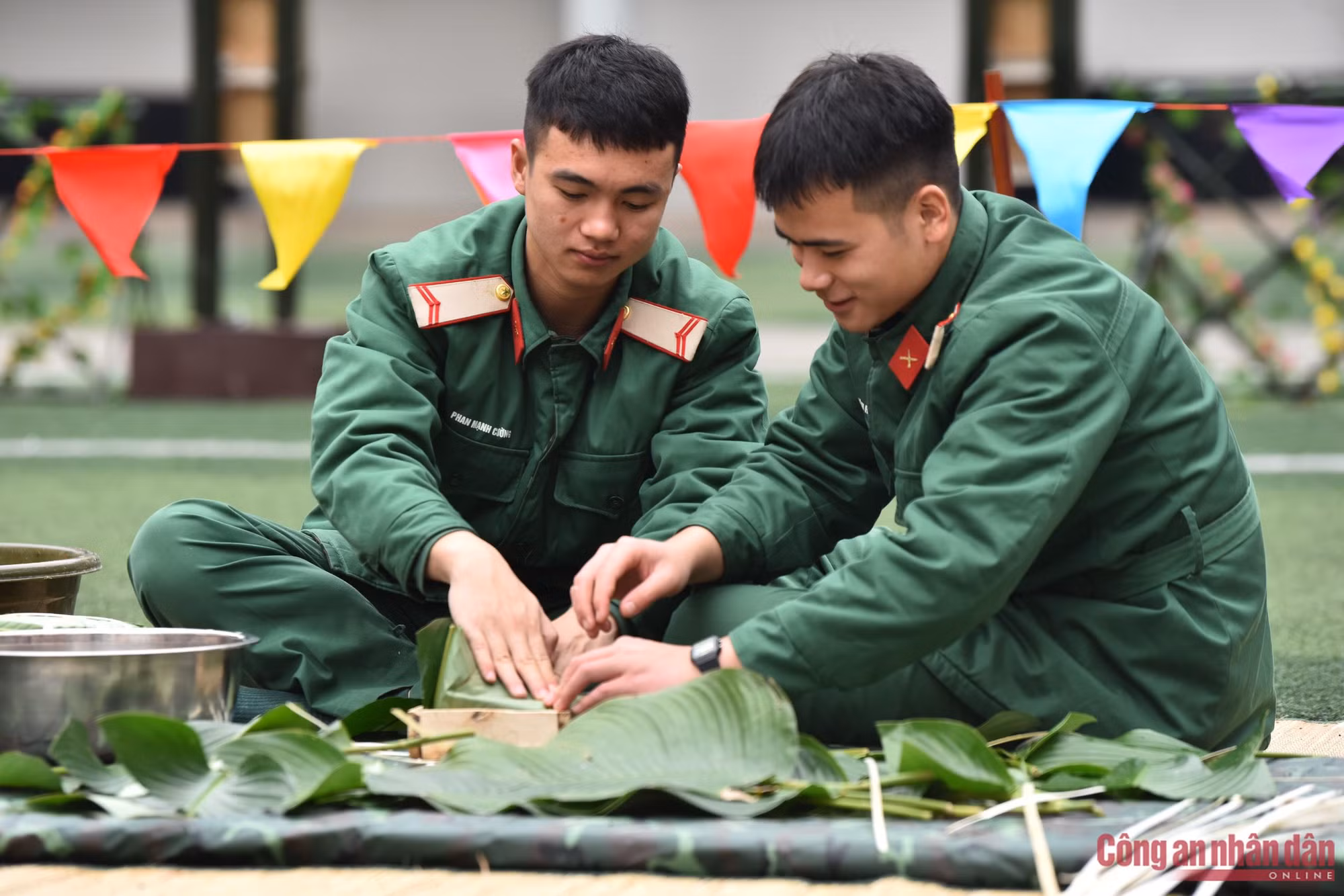 Hàng trăm&nbsp;bộ đội tham gia hội thi gói bánh chưng -0