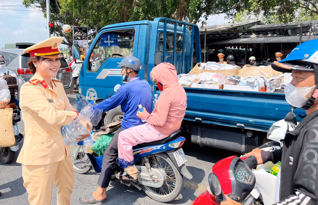 Trạm tiếp sức làm mát lòng người dân miền Tây về quê đón Tết ảnh 8