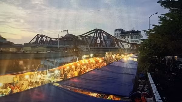 Bắt khẩn cấp nhóm "bảo kê" thu hàng tỷ đồng khu vực chợ Long Biên