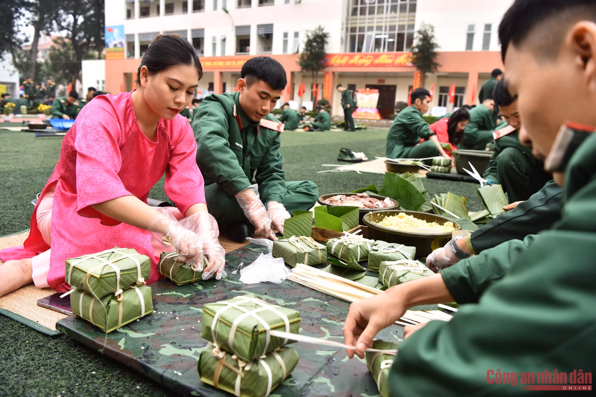 Hàng trăm&nbsp;bộ đội tham gia hội thi gói bánh chưng -0