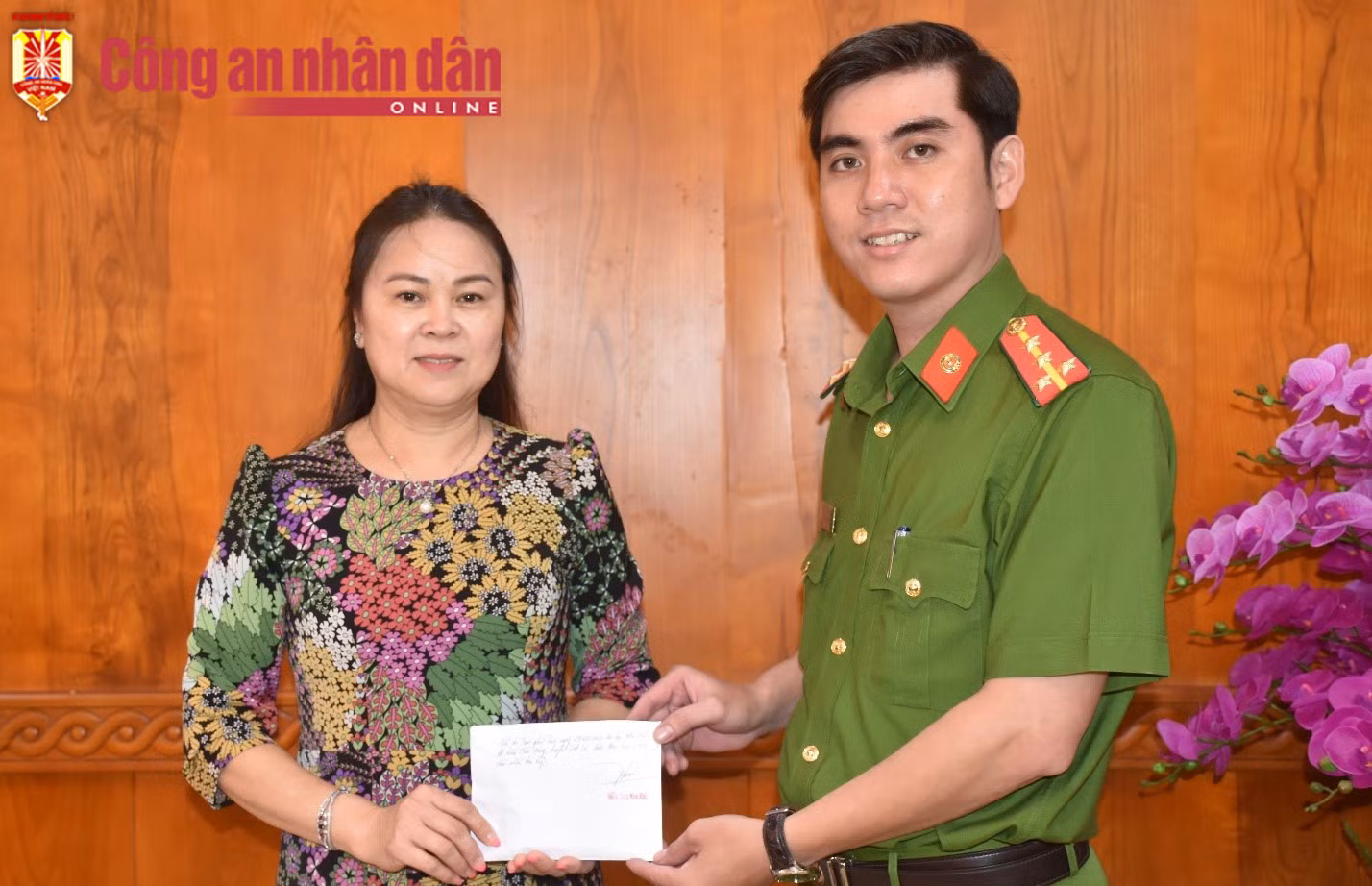 Bất cẩn bỏ vàng theo rác thải, được Công an tìm thấy trả lại -0