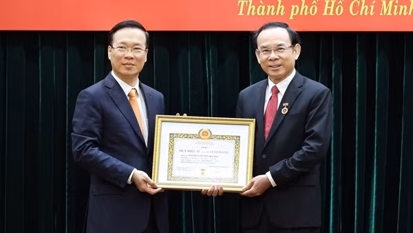 Chủ tịch nước trao Huy hiệu 45 năm tuổi Đảng cho Bí thư Thành ủy TP Hồ Chí Minh