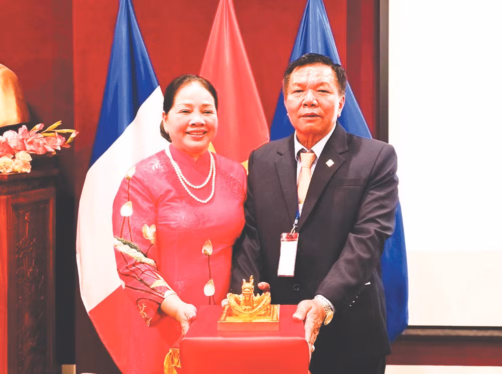 Trang 5 VN Tết:- Kim ấn Hoàng đế chi bảo: Gian nan đường về cố quốc -1