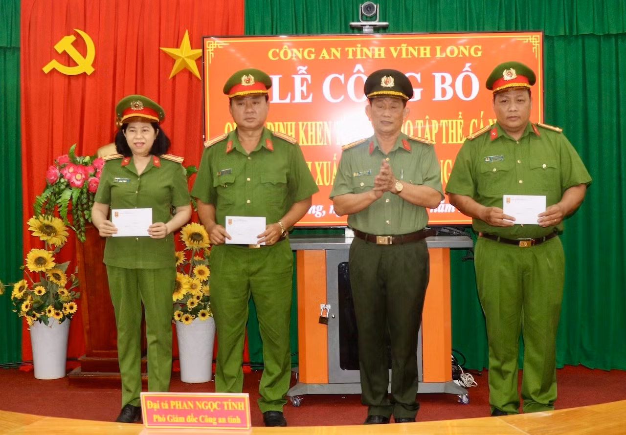 Khen thưởnG tập thể, cá nhân khám phá nhanh vụ giết người phân xác ở Vĩnh Long -0