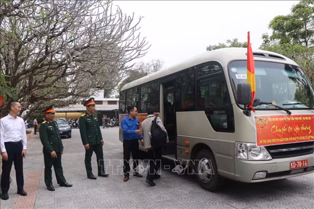 Hỗ trợ sinh viên có hoàn cảnh khó khăn về quê đón Tết -0