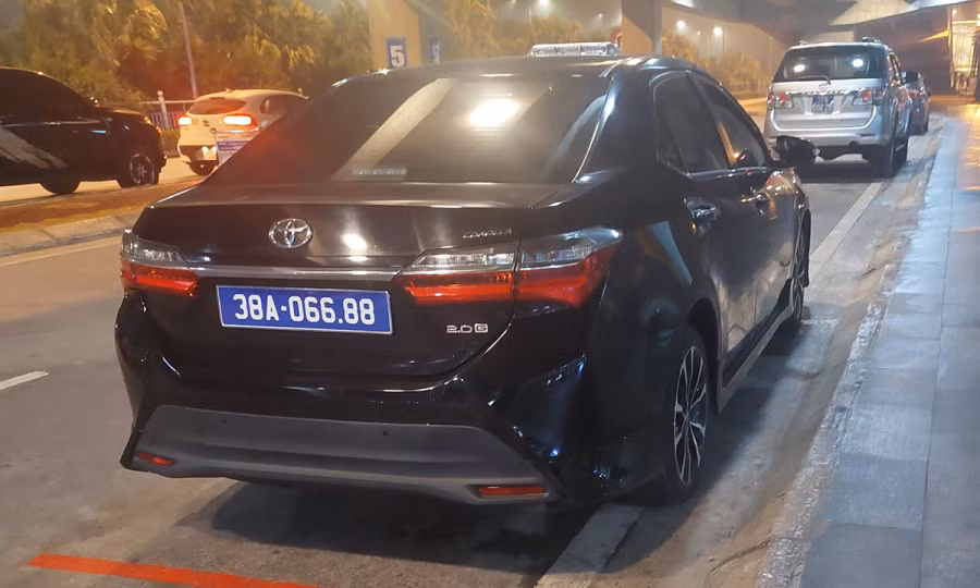 Xử phạt lái xe biển xanh lắp đèn, còi ưu tiên chở sếp đón người thân ở sân bay -0