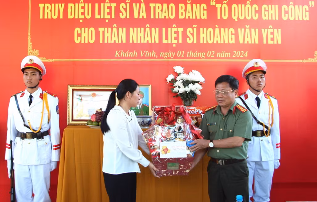  Trao bằng Tổ quốc ghi công cho thân nhân liệt sĩ Hoàng Văn Yên, nguyên Phó trưởng Công an xã Khánh Thành -0