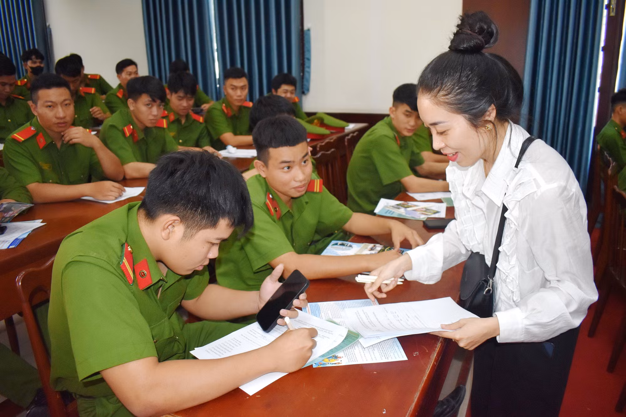 246 chiến sĩ nghĩa vụ CAND xuất ngũ năm 2024 ở Khánh Hòa được tư vấn học nghề và hướng nghiệp -0