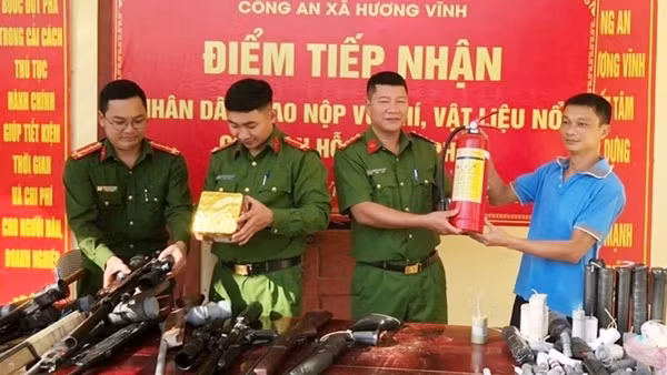 Đổi vũ khí, pháo nổ lấy bình chữa cháy