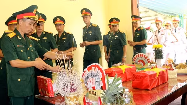 Đường sắt vận chuyển miễn phí hài cốt liệt sĩ và thân nhân đi cùng