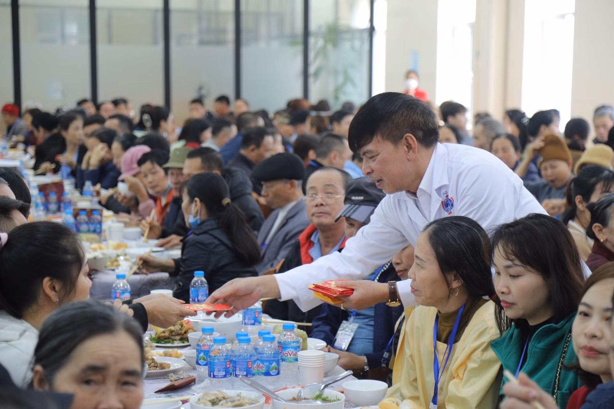 Hàng nghìn bệnh nhân ung thư nghèo được những chuyến xe miễn phí chở về quê ăn Tết -0
