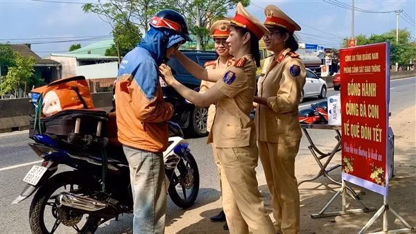 CSGT các địa phương sẻ chia vất vả với người dân trên hành trình về quê đón Tết