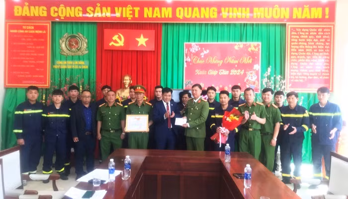 Khen thưởng tập thể, cá nhân kịp thời dập tắt hỏa hoạn ở Latulipe Đà Lạt -0
