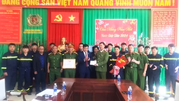 Khen thưởng các tập thể, cá nhân kịp thời dập tắt vụ hỏa hoạn ở Latulipe Đà Lạt