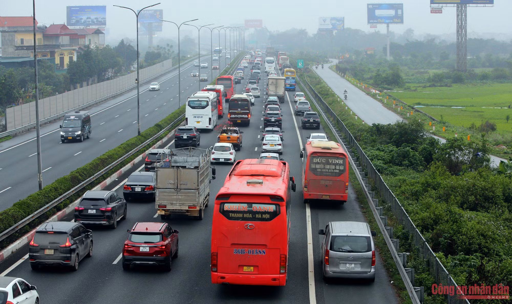 28 Tết, cửa ngõ Hà Nội ra đến cao tốc Pháp Vân - Cầu Giẽ đông nghịt -7