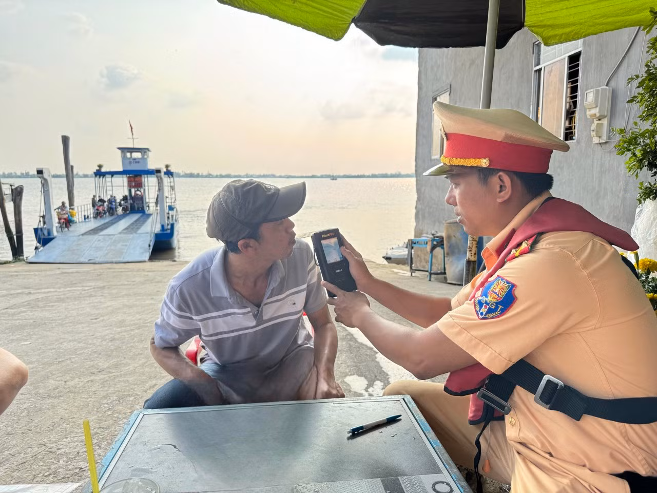 CSGT đón Tết ngoài đường đêm giao thừa -2