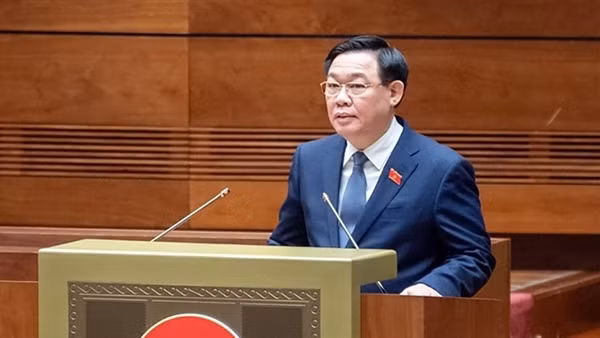 Chủ tịch Quốc hội Vương Đình Huệ ký chứng thực Luật Đất đai (sửa đổi) và Luật Các tổ chức tín dụng (sửa đổi)