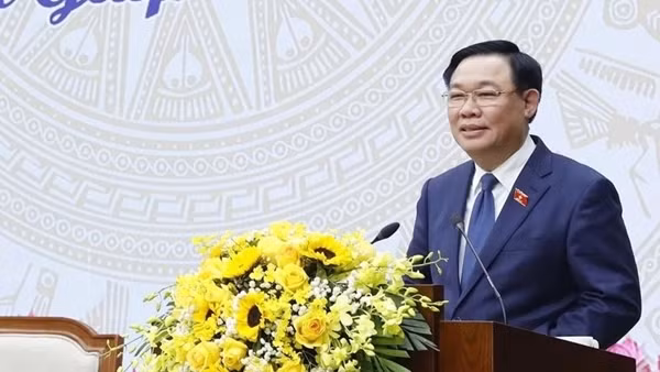 Chủ tịch Quốc hội dâng hương tưởng niệm Chủ tịch Hồ Chí Minh tại Nhà 67