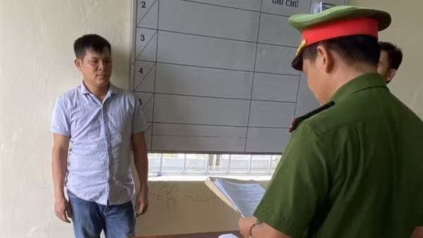 Truy tố 3 đối tượng trong vụ đẩy gỗ lậu xuống đường khiến cán bộ Công an bị thương nặng