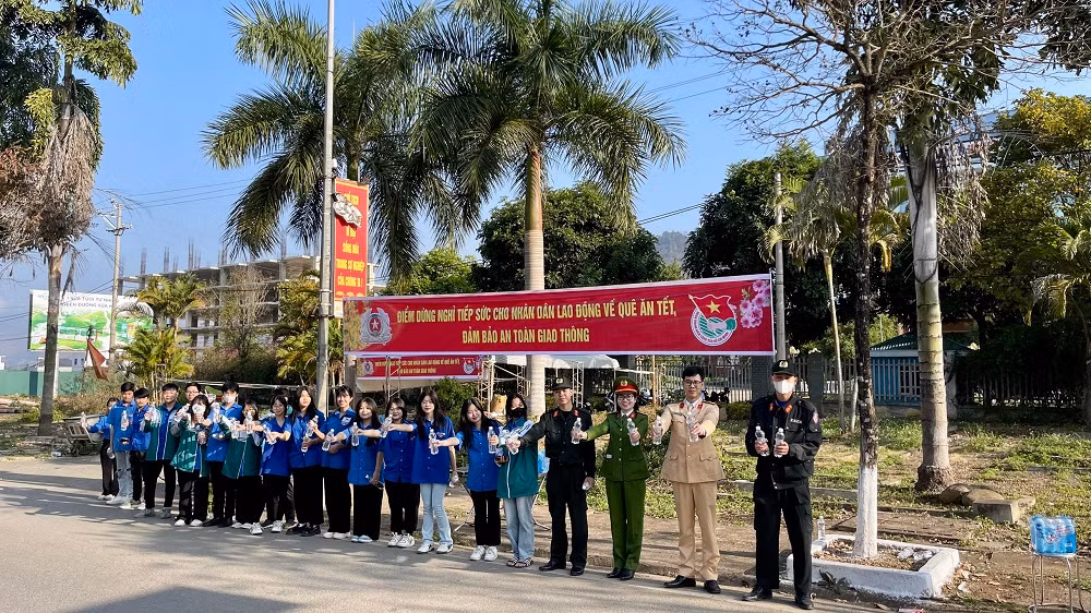 Ấm áp tình người trên đường hồi hương -0