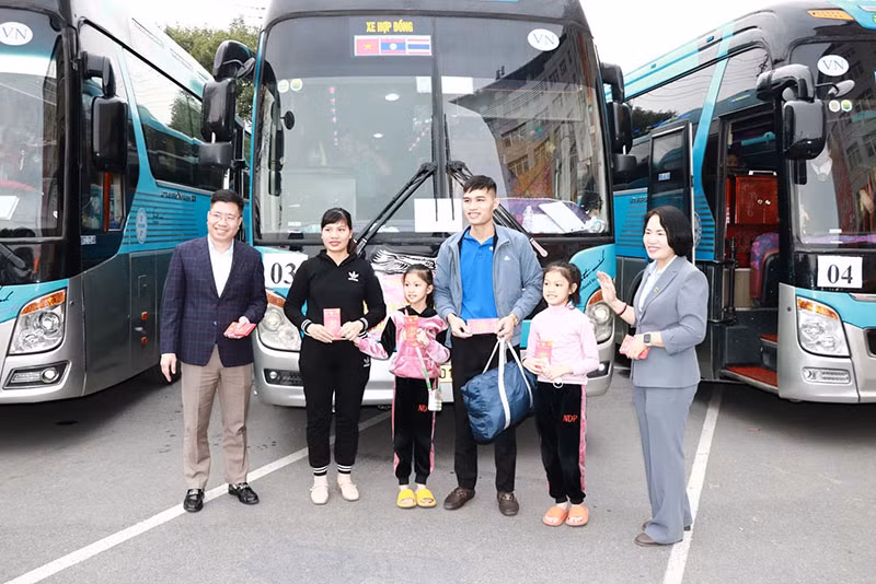 Những chuyến xe nghĩa tình đưa thợ mỏ về quê đón Tết -0